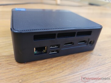 Posteriore: Gigabit RJ-45, 2x USB 3.0, 2x HDMI 2.0, adattatore AC