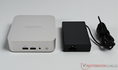 Geekom A8 con alimentatore (19 V; 6,32 A)