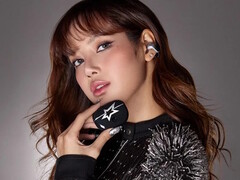 La star del K-pop LISA indossa gli auricolari Bose x LISA Ultra Open e tiene in mano la custodia. (Fonte: Bose)