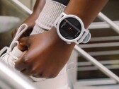 Il CMF Watch 3 Pro in grigio chiaro.
