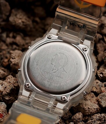 Vista posteriore angolata del G-Shock x Mobile Suit Gundam trasparente che mostra il marchio Pegasus della flotta White Base inciso sul fondello.