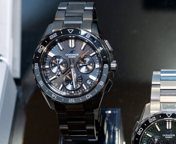 Orologio Casio Oceanus OCW-P3000 nero visto di fronte con cassa rivestita in DLC, quadrante nero e lunetta con indicazione delle 24 ore.