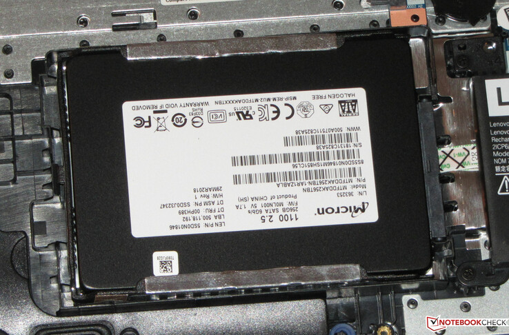 Lenovo ha dotato l'IdeaPad 330-15IKB di un SSD da 2,5 pollici.