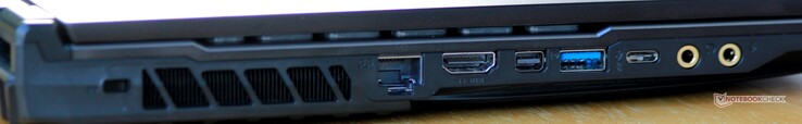 A Sinista: Kensingston lock, ventilazione, Ethernet, HDMI 2.0a, mini DisplayPort 1.4, USB 3.2 Gen 2 Type-A, USB 3.2 Gen 2 Type-C, uscita cuffie (HiFi/SPDIF), ingresso microfono