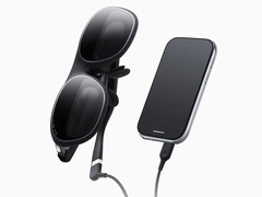 Gli occhiali Rokid AR Spatial collegati al controller esterno. (Fonte: Rokid)