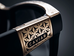 I nuovi occhiali «Odyssey» di Caviar sono disponibili nei colori oro o argento.