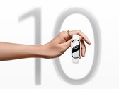 Lo Smart Band 10 costa 49,99 euro nell'UE. Nella foto - un'immagine di marketing; una mano che tiene l'indossabile con "10" come sfondo. (Fonte immagine: Xiaomi)
