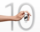 Lo Smart Band 10 costa 49,99 euro nell'UE. Nella foto - un'immagine di marketing; una mano che tiene l'indossabile con "10" come sfondo. (Fonte immagine: Xiaomi)