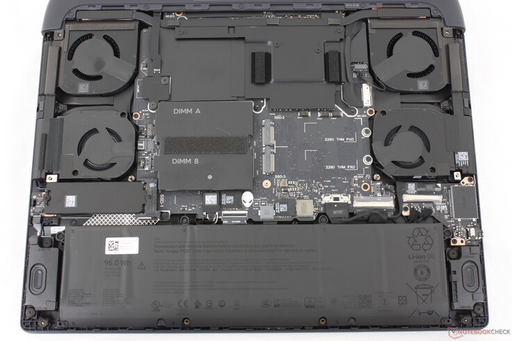 2025 Alienware 16 Area-51 per un confronto. Non ci sono cambiamenti importanti all'interno