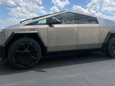 Il CEO di Tesla guida il Cybertruck RC (immagine: Elon Musk/X)