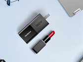 L'ultimo caricabatterie per laptop di Lenovo si basa su un fattore di forma compatto. (Fonte: Lenovo)