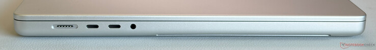 A sinistra: MagSafe, 2 porte USB-C 4.0 con Thunderbolt 5 (120 Gbps, DisplayPort 2.1, Power Delivery), jack stereo da 3,5 mm