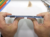 Il Pixel 8 Pro ha un telaio più rigido rispetto al suo predecessore. (Fonte: JerryRigEverything)