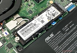 L'SSD Samsung PM9A1 NVMe subisce un forte throttling sotto carico costante