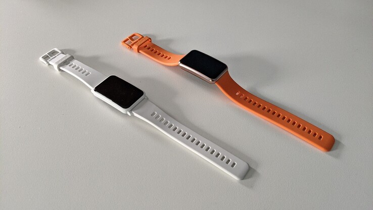 A sinistra: Honor Watch ES in bianco islandese, a destra: Huawei Watch Fit in arancione cantalupo