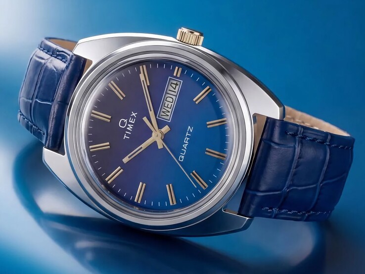 Foto del Timex Q 1976 Day and Date da un'angolazione che mette in risalto il quadrante blu sfumato, la cassa in acciaio inossidabile lucido e la corona color oro.