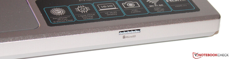 Il lettore di schede di memoria si trova sulla parte anteriore del dispositivo (MicroSD).