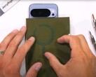 Google Pixel 10 Pro XL: il primo flagship Android di un grande produttore con magneti integrati, rivelati in un test di durata. (Fonte: JerryRigEverything)