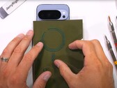 Google Pixel 10 Pro XL: il primo flagship Android di un grande produttore con magneti integrati, rivelati in un test di durata. (Fonte: JerryRigEverything)