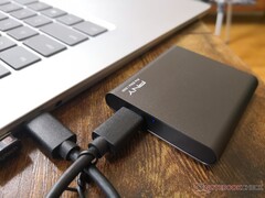 Il minuscolo SSD esterno PNY USB-C da 500 GB viene ora spedito per 75 dollari, pesa solo 36 grammi