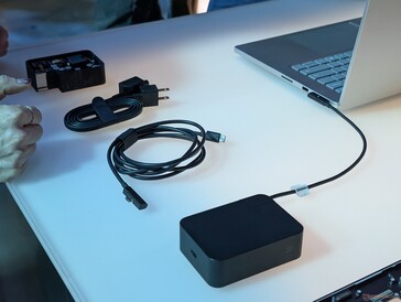 Il cavo USB-C magnetico è reversibile in quanto solo un'estremità è magnetica. L'estremità magnetica può collegarsi all'adattatore CA per funzionare come un caricabatterie USB-C universale per altri dispositivi