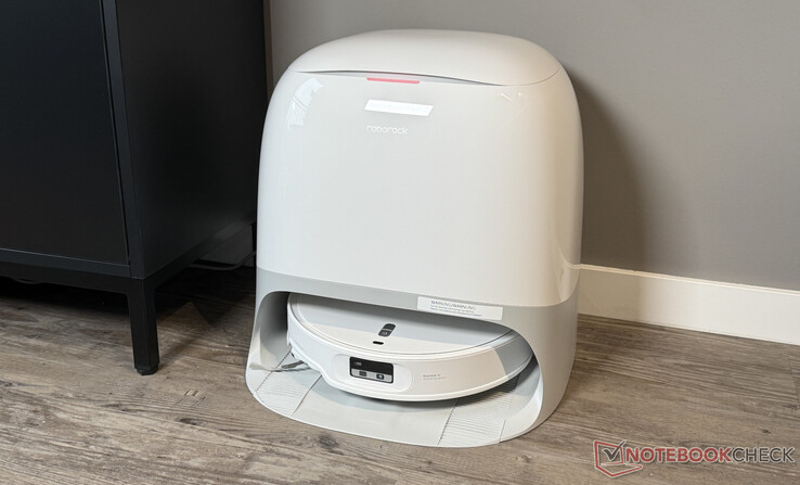 Roborock Qrevo Curv 2 Pro in carica nella sua stazione