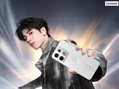 Il telefono da gioco 2026 Legion Y70 sarà dotato di Snapdragon 8 Gen 5 non Elite. Nella foto: un'immagine promozionale dello smartphone in bianco.