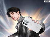 Il telefono da gioco 2026 Legion Y70 sarà dotato di Snapdragon 8 Gen 5 non Elite. Nella foto: un'immagine promozionale dello smartphone in bianco.