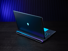 Il computer portatile da gioco Alienware 18 Area-51, raffigurato su un tavolo con uno sfondo poco illuminato. (Fonte: Dell)