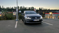 VW elettrica presso una stazione Tesla Supercharger in Europa (immagine: OfficialQzf/Reddit)