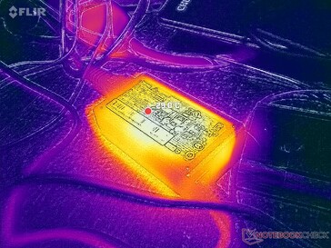 L'adattatore CA raggiunge appena 29 C quando si utilizzano carichi impegnativi