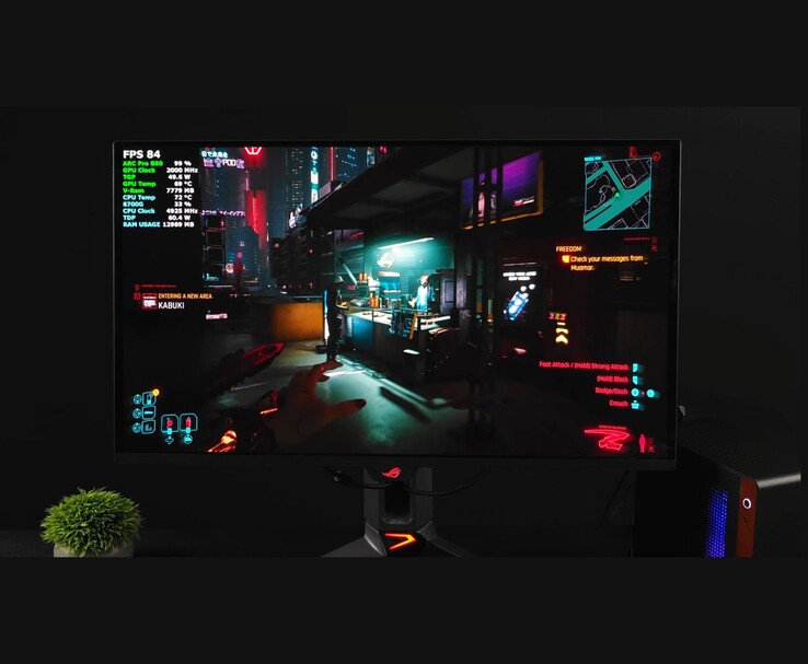 Un monitor che visualizza il gameplay di Cyberpunk 2077 in esecuzione sulla GPU Intel Arc Pro B50. (Fonte immagine: ETA Prime via YouTube)