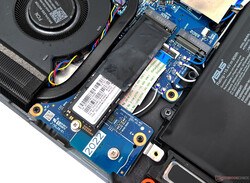 L'SSD Samsung PM9A1 dello Scar 15 non è in grado di sostenere a lungo i picchi di velocità di lettura