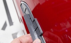 L'assemblaggio della maniglia di una porta Tesla. (Fonte: Tesla)