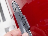 L'assemblaggio della maniglia di una porta Tesla. (Fonte: Tesla)