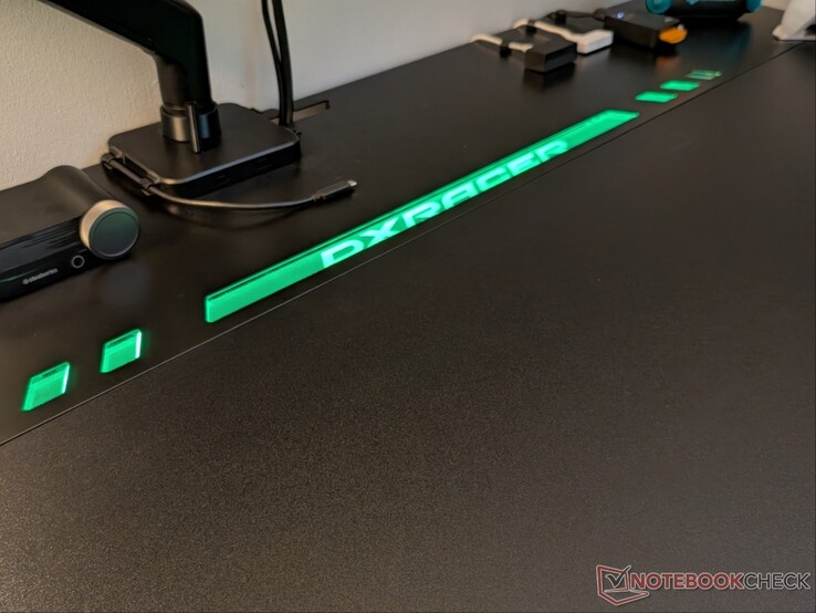 Il logo DXRACER si illumina grazie alla striscia RGB posta sotto di esso.