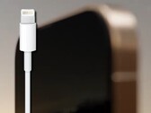 Il connettore Lightning potrebbe ricevere un veloce aggiornamento per gli smartphone Apple iPhone 14 Pro. (Fonte immagine: Apple/CrodieUX - modificato)
