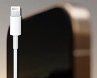 Il connettore Lightning potrebbe ricevere un veloce aggiornamento per gli smartphone Apple iPhone 14 Pro. (Fonte immagine: Apple/CrodieUX - modificato)