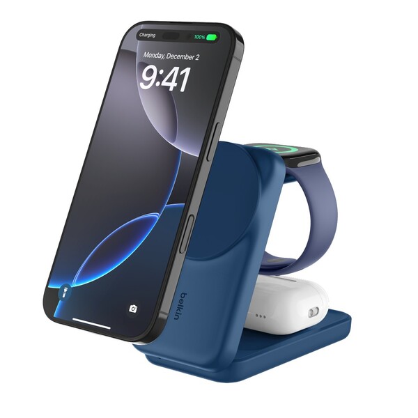 Il caricatore magnetico pieghevole Belkin UltraCharge 3-in-1 in blu (fonte: Belkin)
