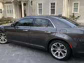 Il proprietario della Tesla Model S la scambia per una Chrysler 300 V8 per problemi di qualità, dice che la rete di ricarica di Tesla è l'unica cosa buona