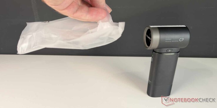 Il mini ventilatore produce una buona brezza alla terza velocità, come dimostra il sacchetto che si muove al vento.