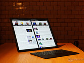 Il nuovo ThinkPad X1 Fold rimane costoso ma con un hardware drasticamente migliorato rispetto al suo predecessore. (Fonte: NotebookCheck)