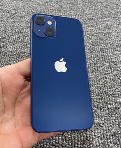 Un presunto prototipo Apple di un iPhone 13 mini conferma i rendering CAD che sono trapelati. (Fonte: Weibo)