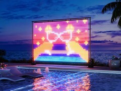 Il Lightwall di Govee mostrato all'aperto vicino alla piscina