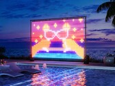 Il Lightwall di Govee mostrato all'aperto vicino alla piscina