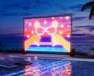 Il Lightwall di Govee mostrato all'aperto vicino alla piscina