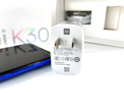 Uno sguardo all'alimentatore da 30 W incluso con il  Redmi K30 5G