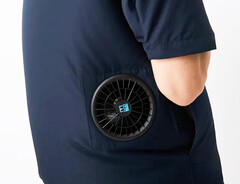Un marchio di moda giapponese intende combattere il problema delle camicie sudate utilizzando due ventilatori.