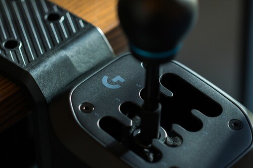 Logitech G RS H-Shifter è mostrato con il morsetto da tavolo