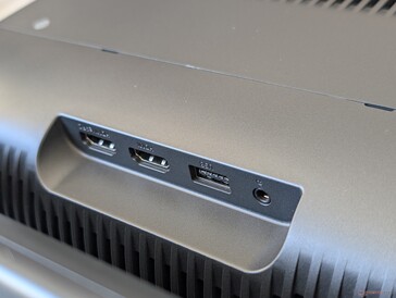 ... mentre le porte HDMI, audio e USB sono sulla parte regolabile del proiettore